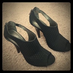 Black Cut-Out Dessing Peep Toe Pumps